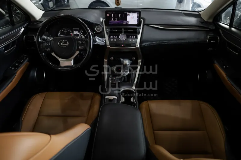 2021 لكزس إن إكس 300