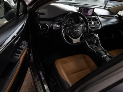 2021 لكزس إن إكس 300