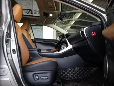 2021 لكزس إن إكس 300