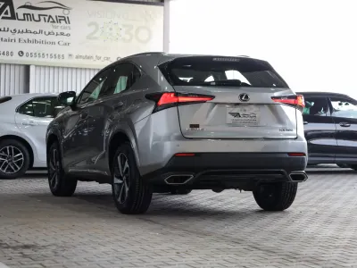 2021 لكزس إن إكس 300