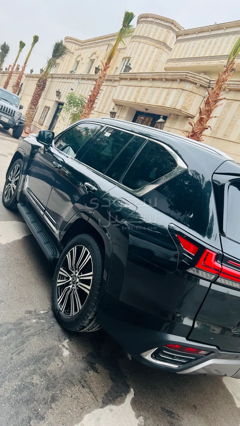 2024 لكزس إل إكس 600