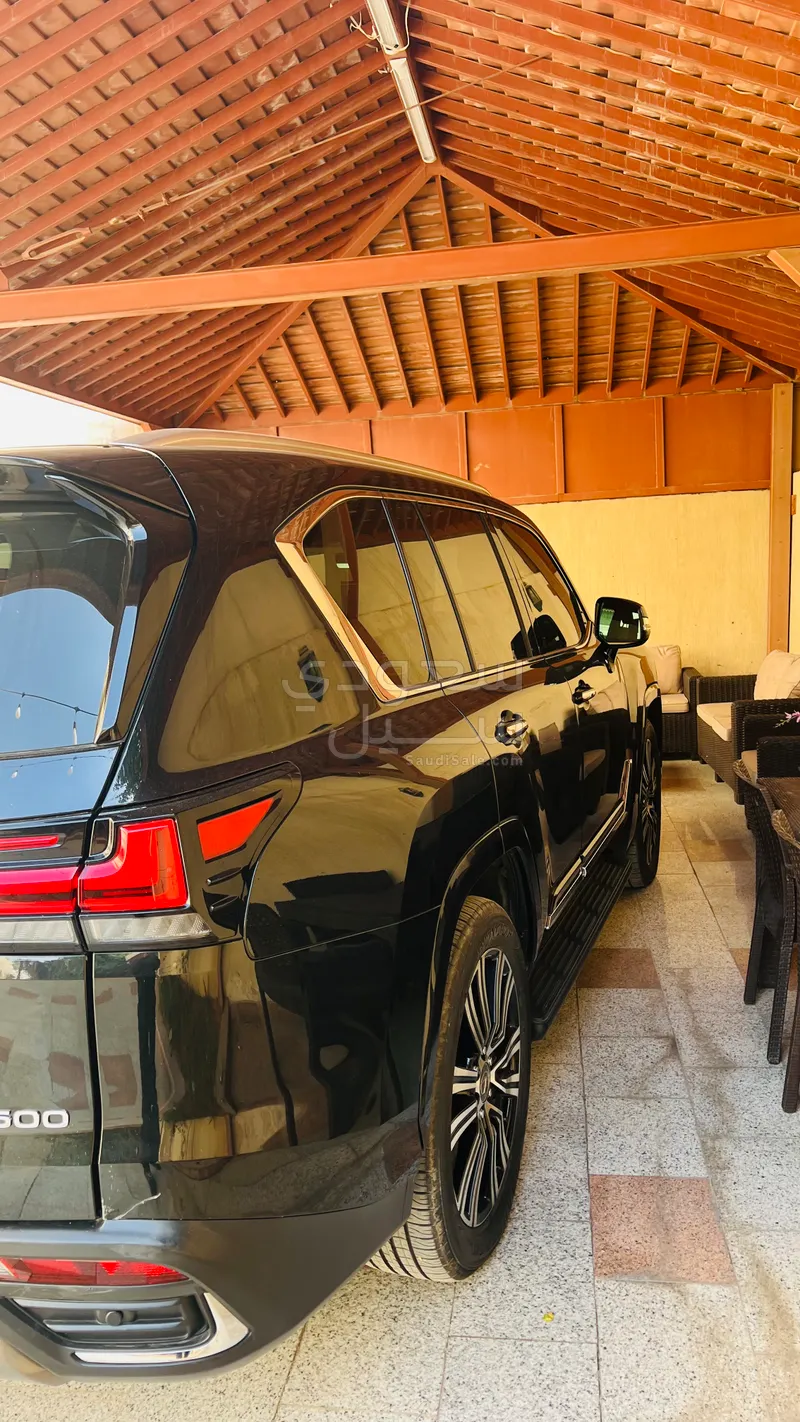 2024 لكزس إل إكس 600