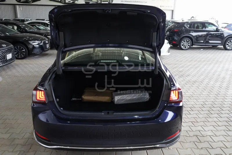 2025 لكزس إي إس 250