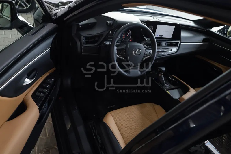 2025 لكزس إي إس 250