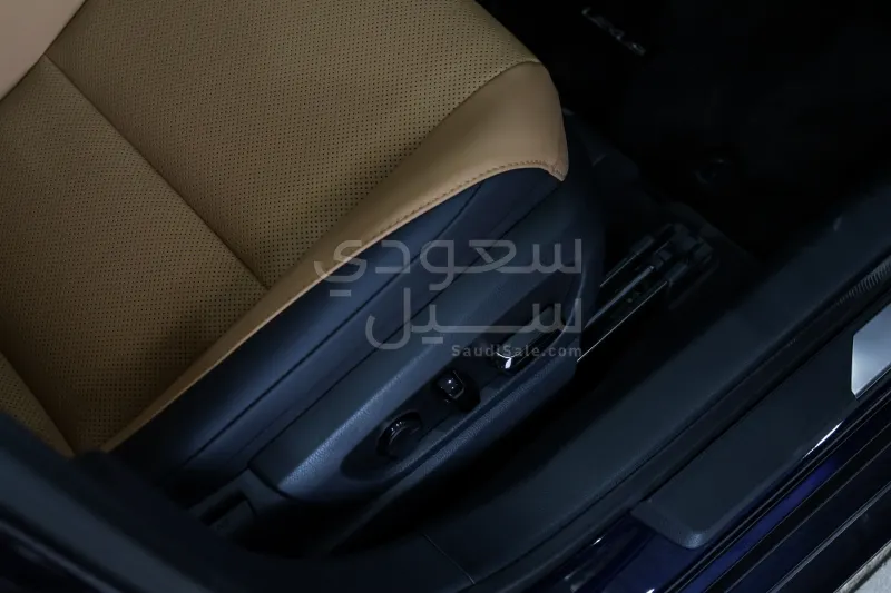 2025 لكزس إي إس 250