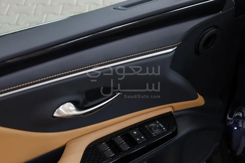 2025 لكزس إي إس 250