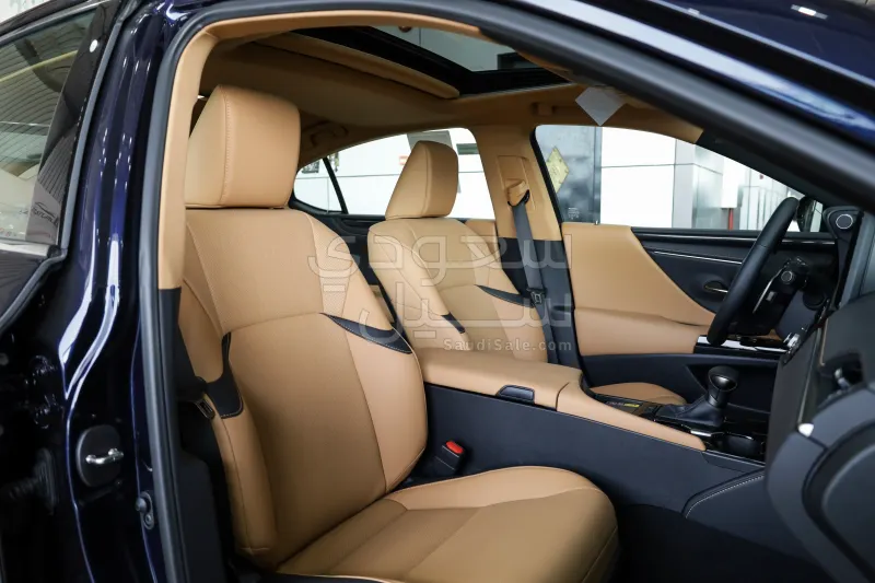 2025 لكزس إي إس 250