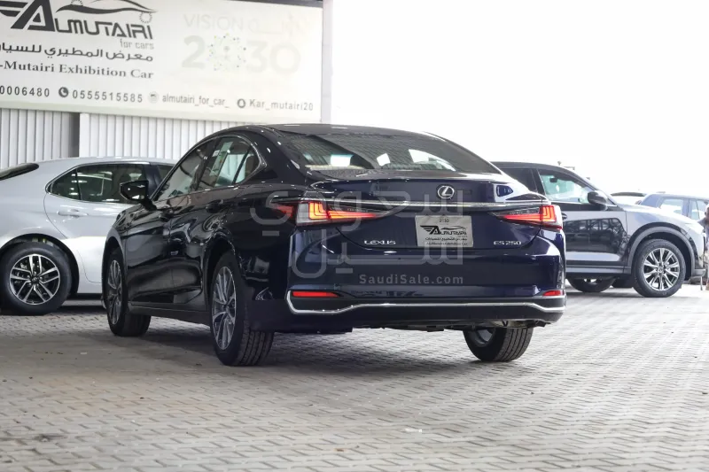 2025 لكزس إي إس 250
