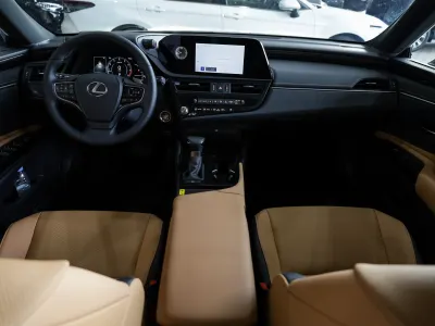 2025 لكزس إي إس 250