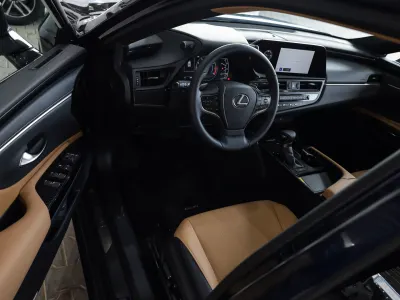 2025 لكزس إي إس 250