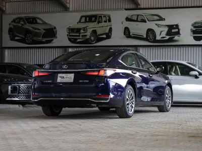 2025 لكزس إي إس 250