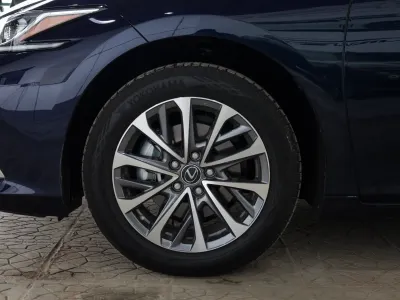 2025 لكزس إي إس 250