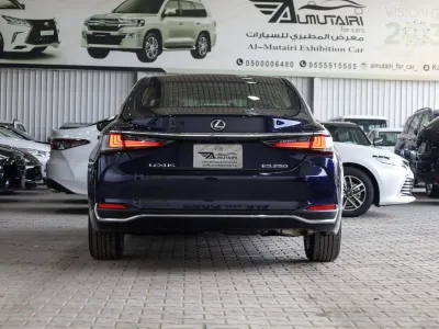 2025 لكزس إي إس 250