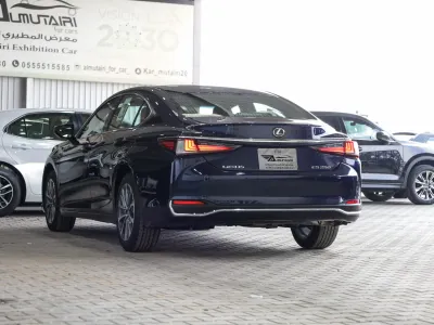 2025 لكزس إي إس 250