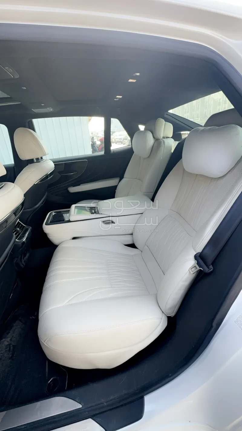 2019 لكزس إل إس 500