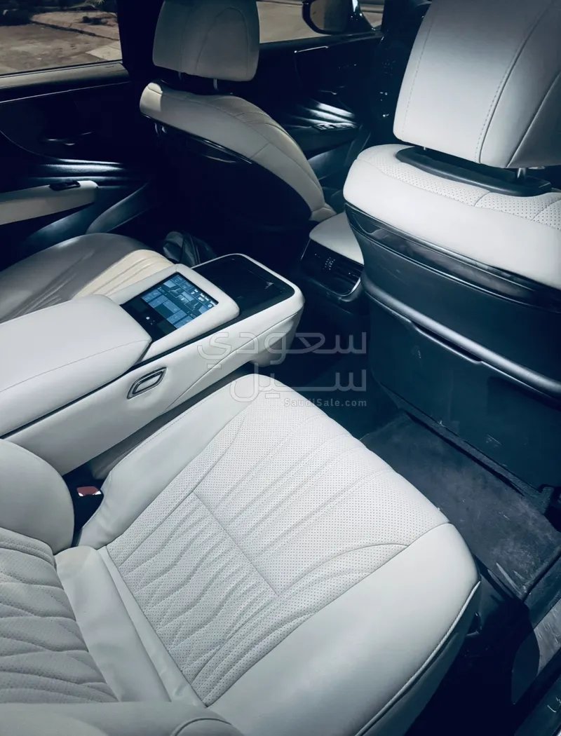 2019 لكزس إل إس 500