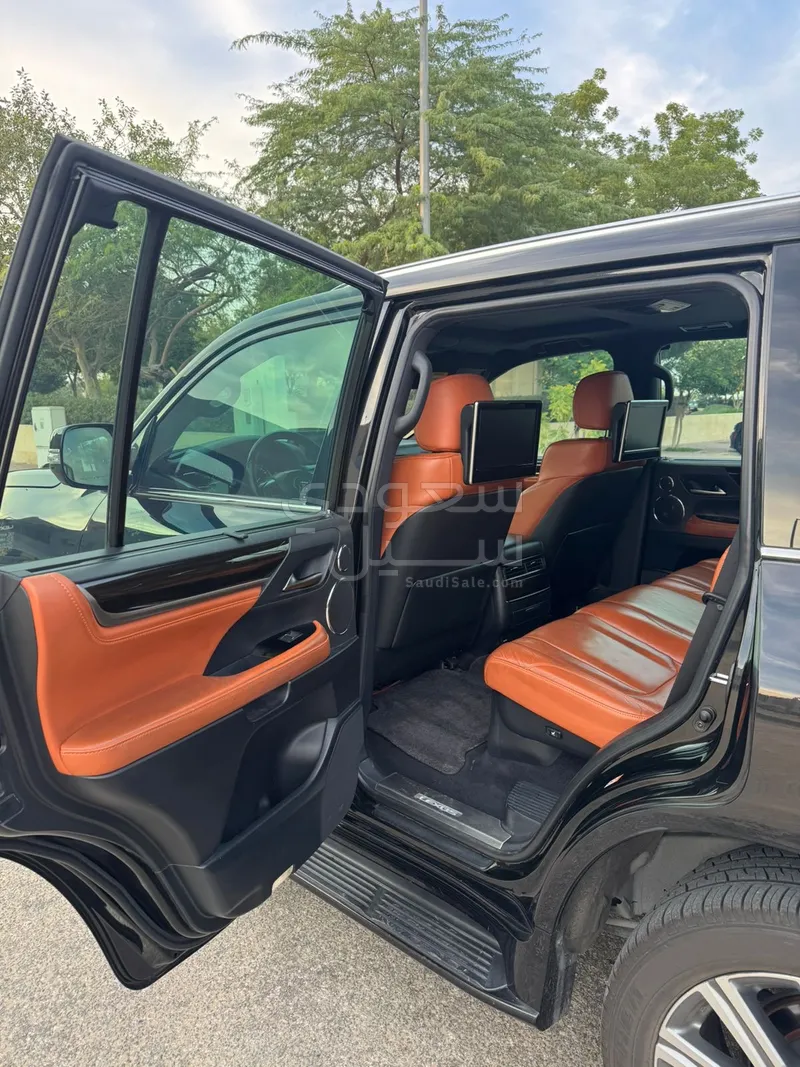 2017 لكزس إل إكس 570