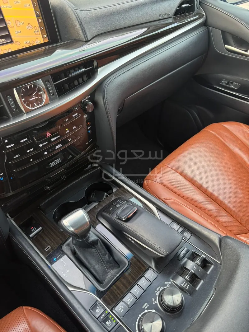 2017 لكزس إل إكس 570