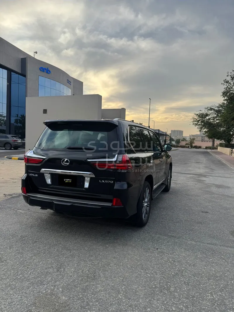 2017 لكزس إل إكس 570