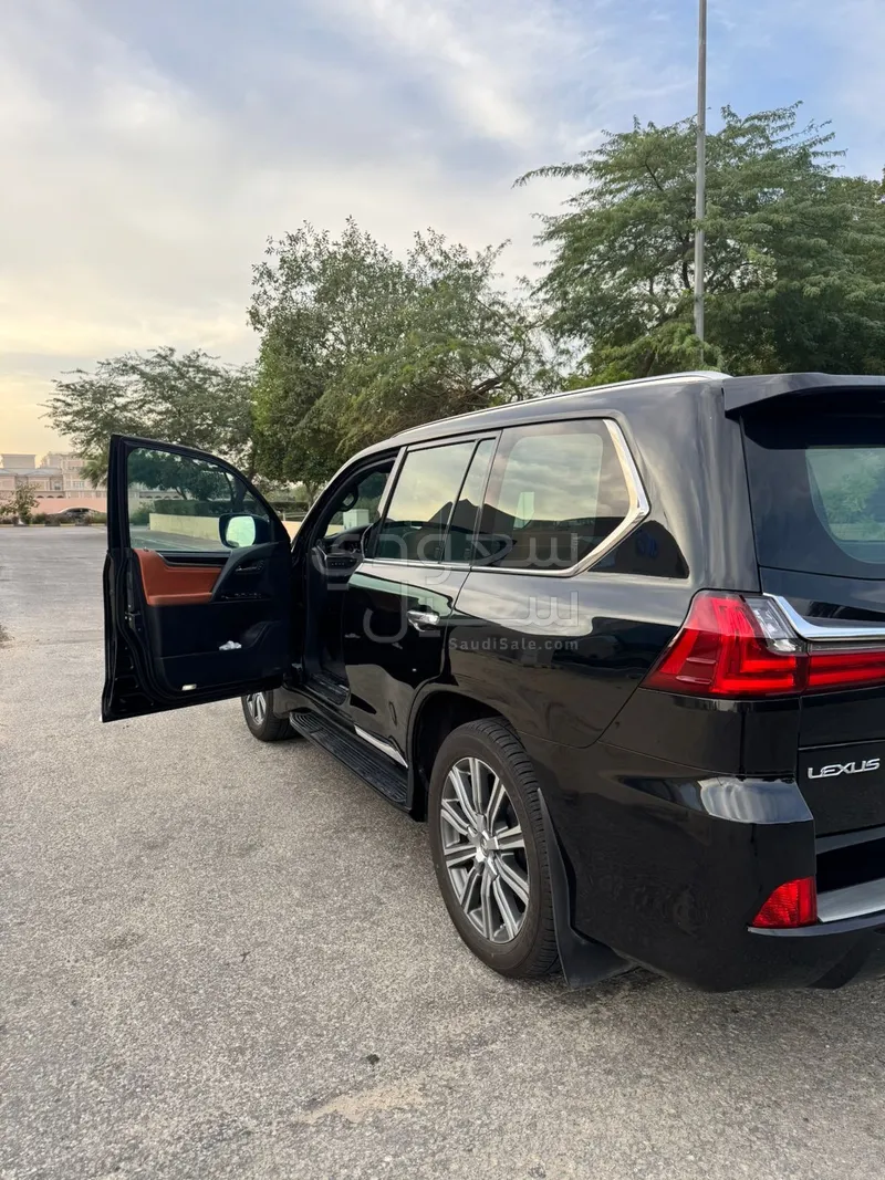 2017 لكزس إل إكس 570