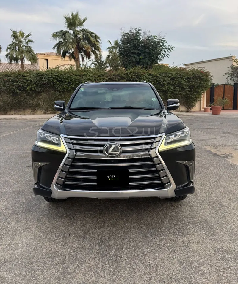 2017 لكزس إل إكس 570