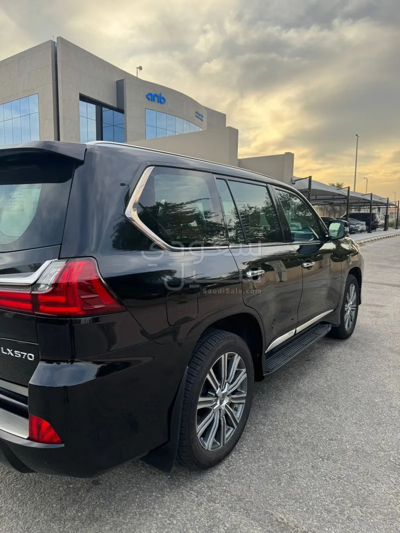 2017 لكزس إل إكس 570