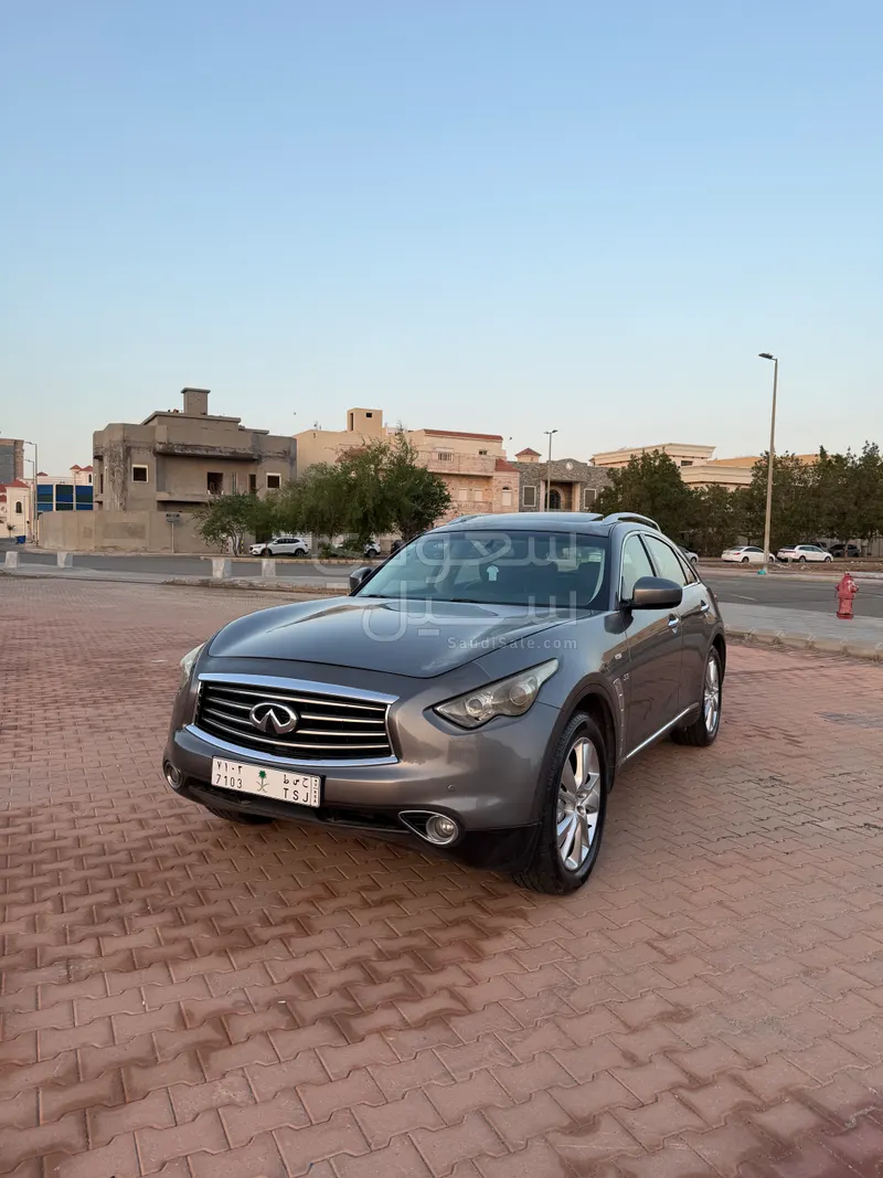 2014 انفينيتي كيو اكس 70