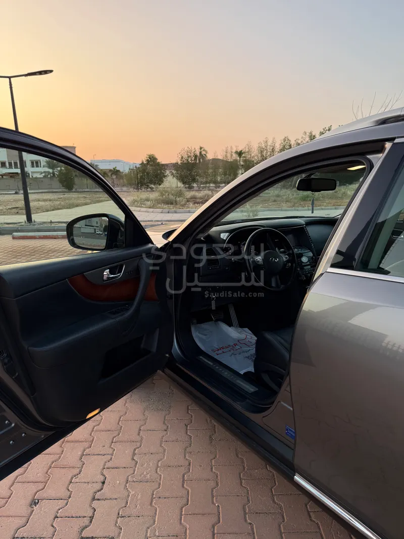 2014 انفينيتي كيو اكس 70