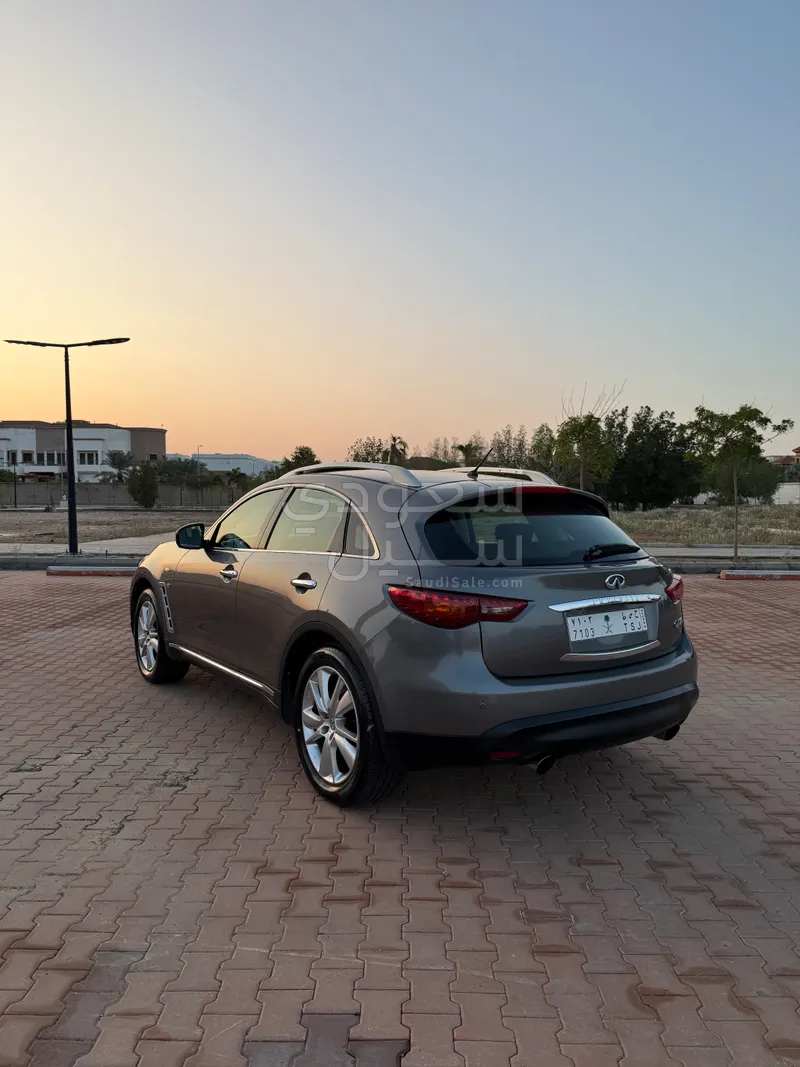 2014 انفينيتي كيو اكس 70