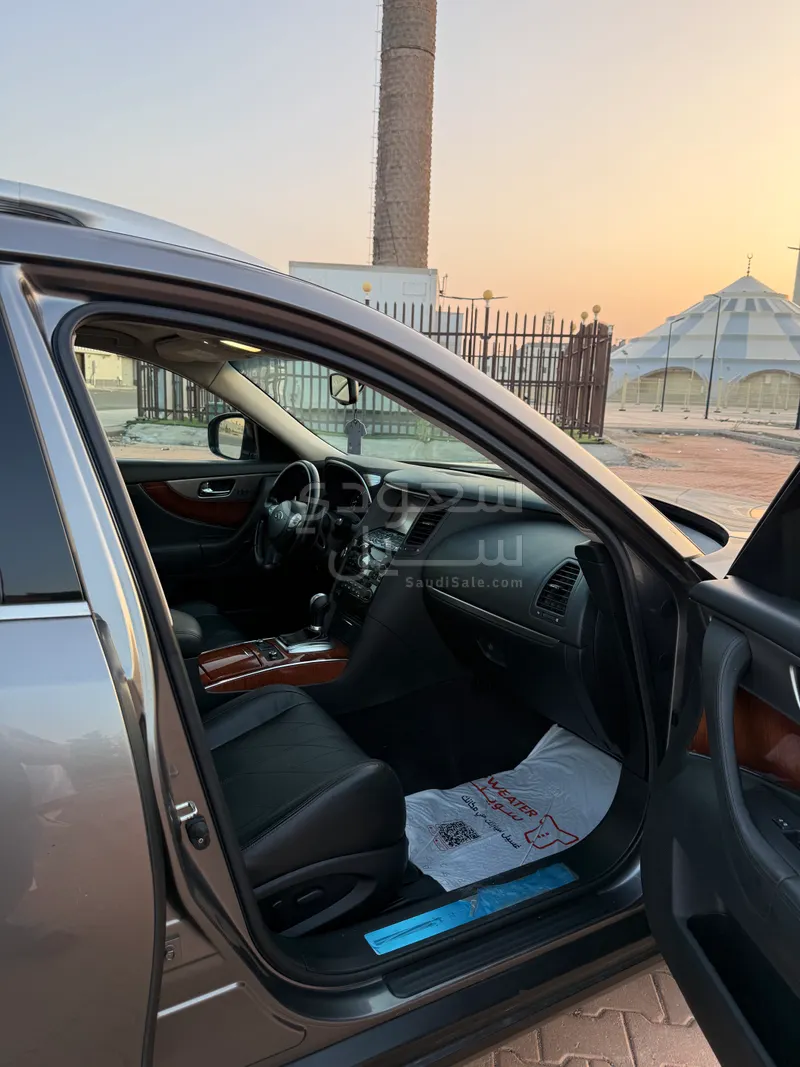 2014 انفينيتي كيو اكس 70