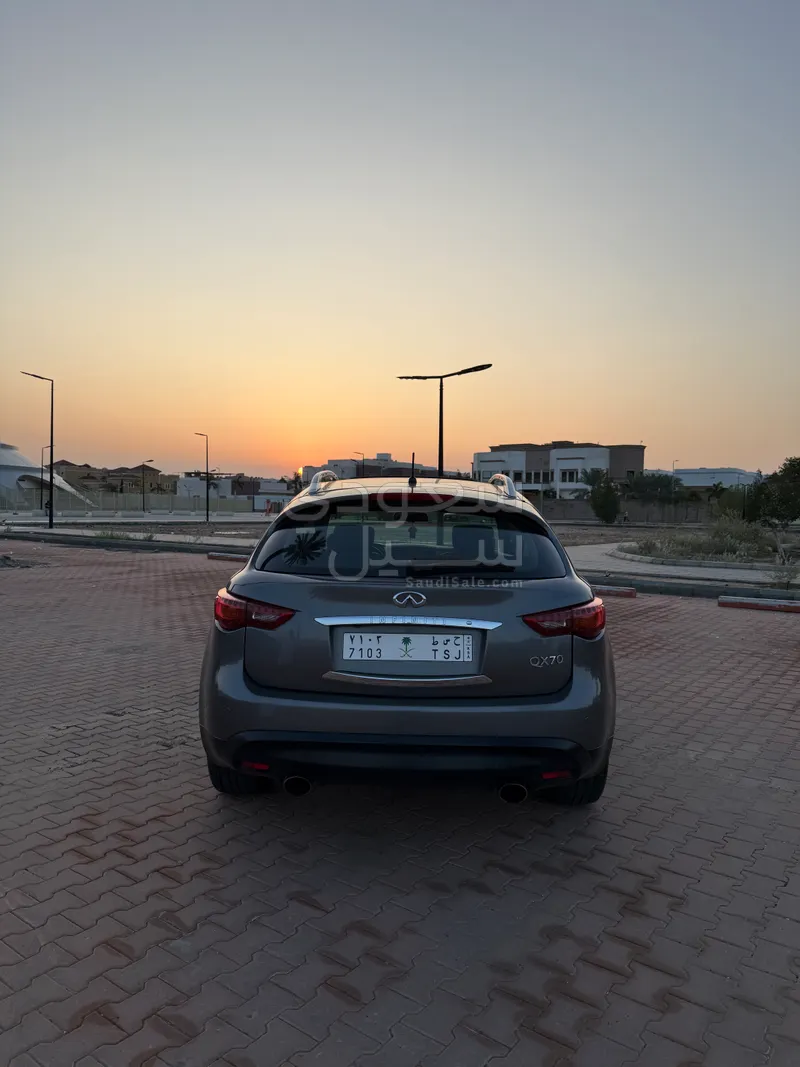 2014 انفينيتي كيو اكس 70