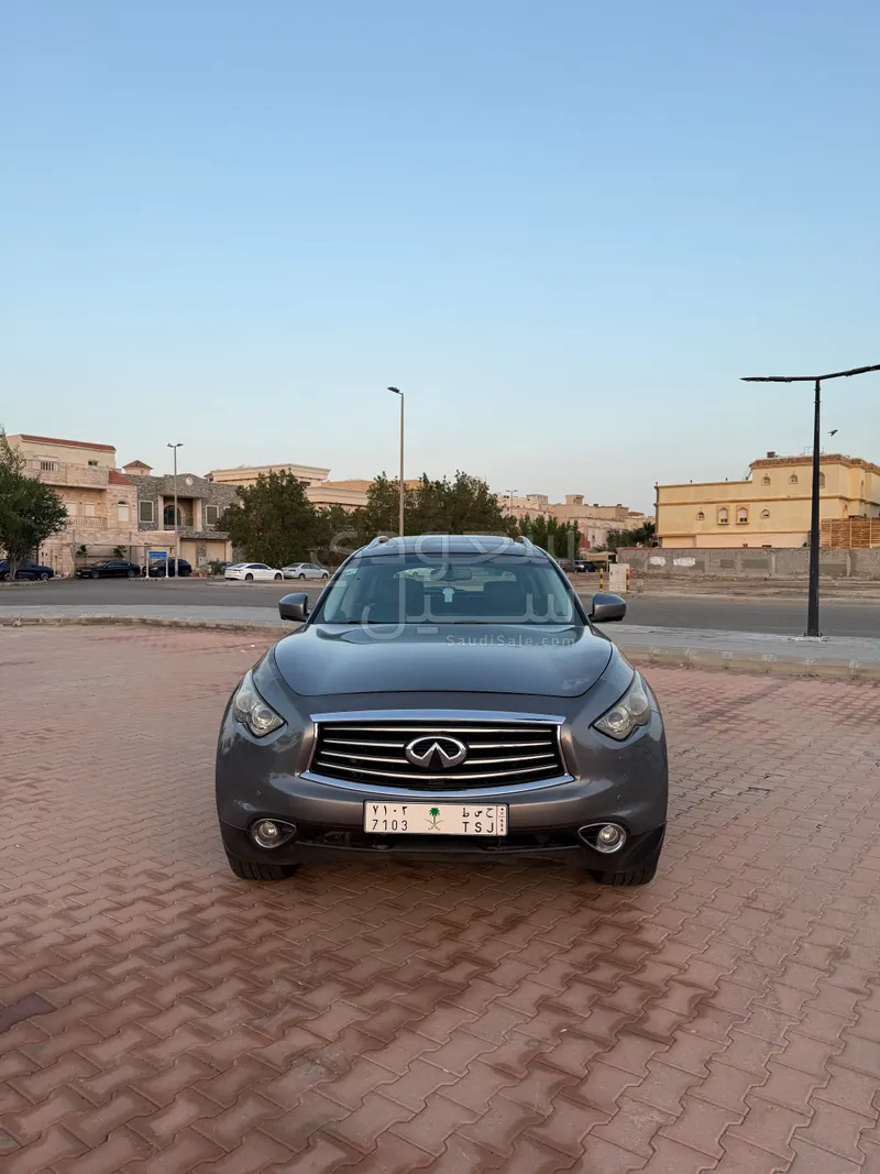 2014 انفينيتي كيو اكس 70