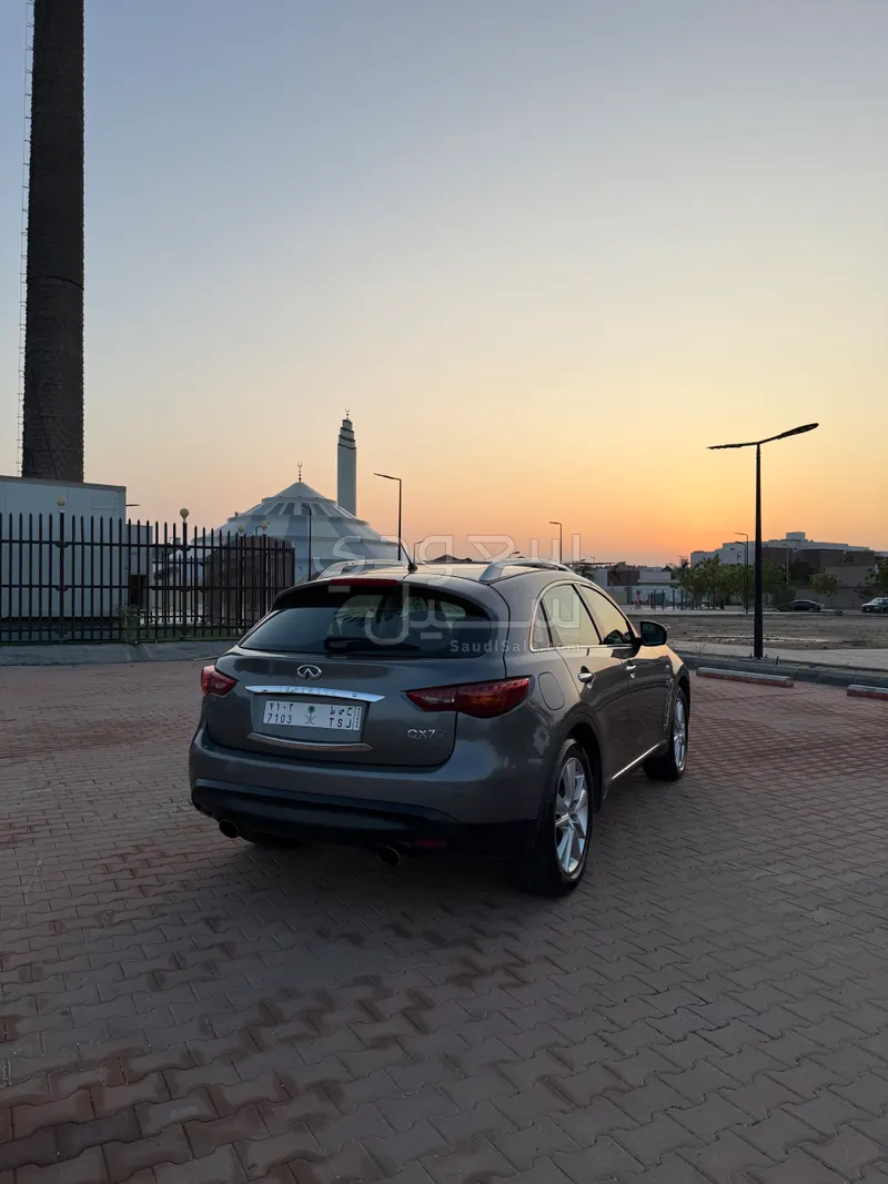 2014 انفينيتي كيو اكس 70