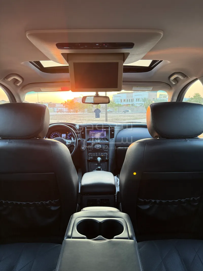 2014 انفينيتي كيو اكس 70