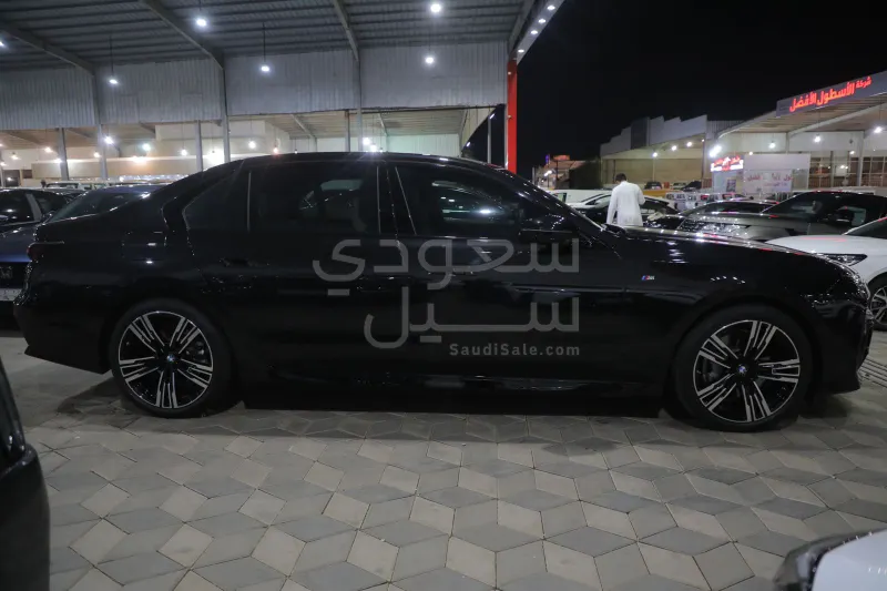 2025 BMW 7 Series 740i