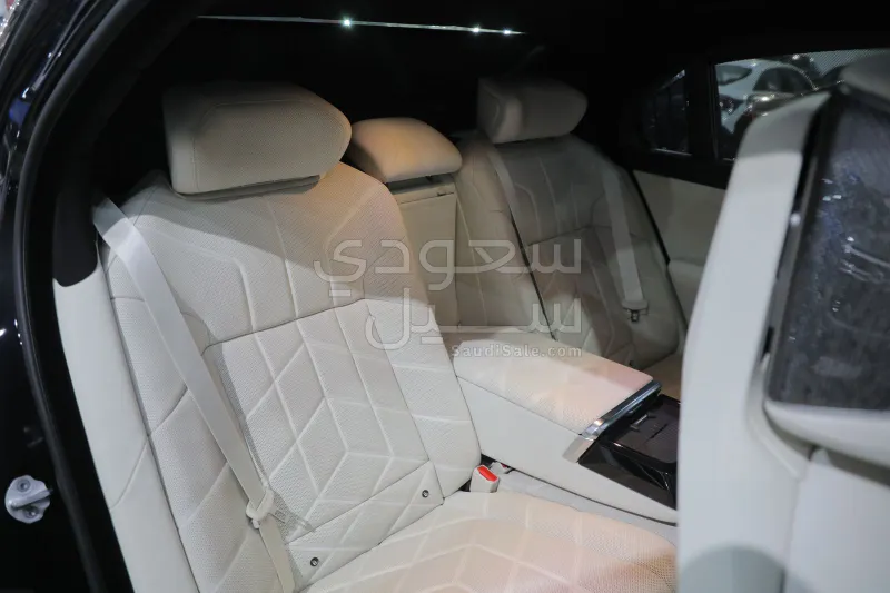 2025 BMW 7 Series 740i