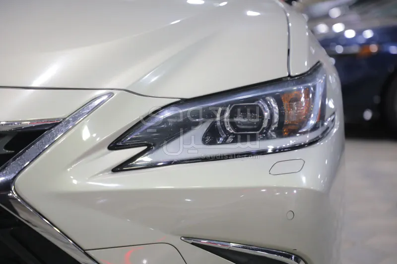 2022 لكزس إي إس 300إتش