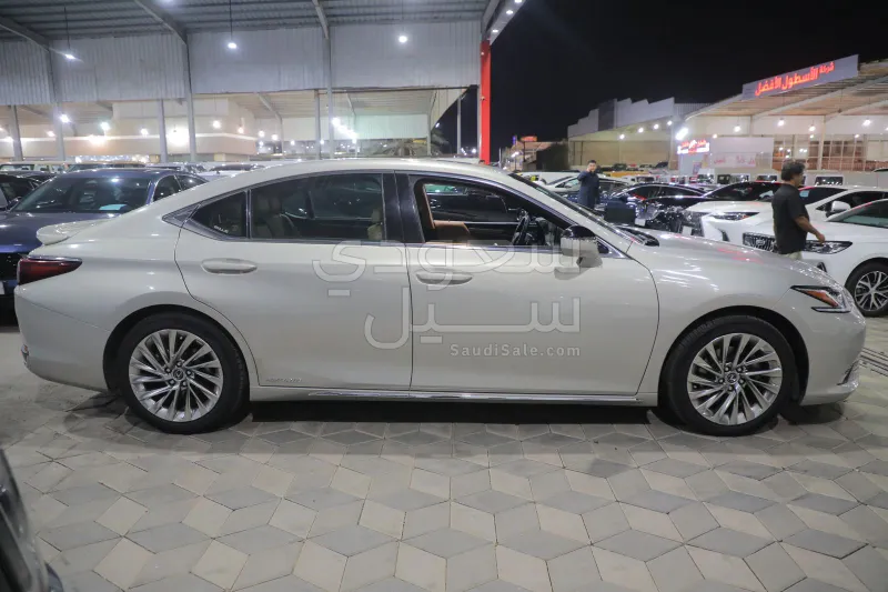 2022 لكزس إي إس 300إتش