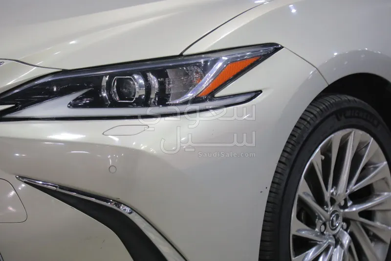 2022 لكزس إي إس 300إتش