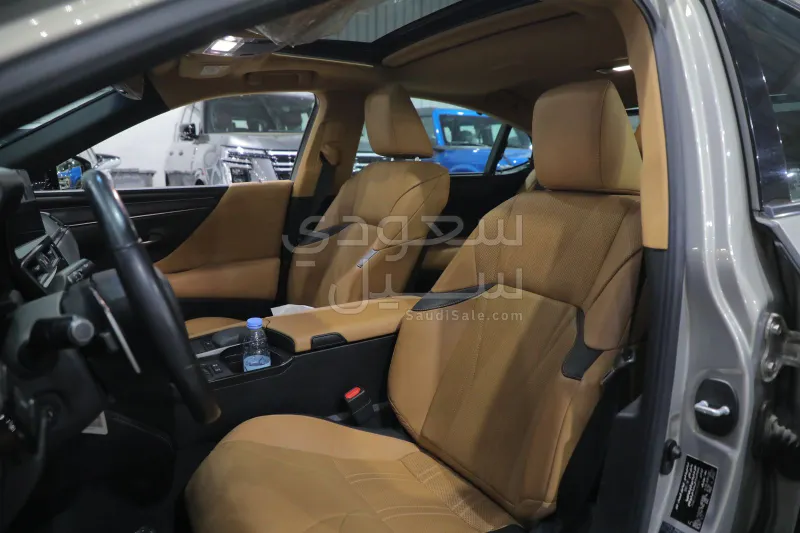 2022 لكزس إي إس 300إتش