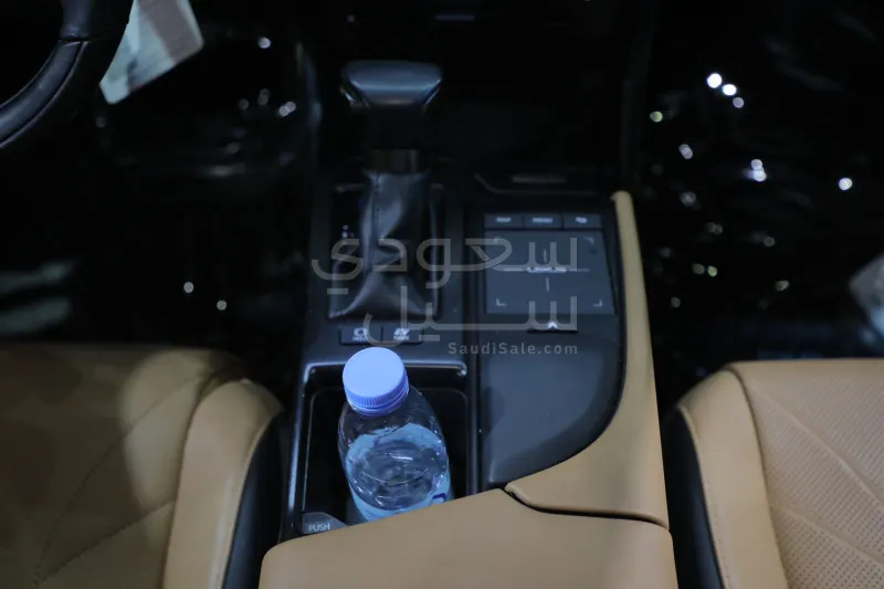 2022 لكزس إي إس 300إتش