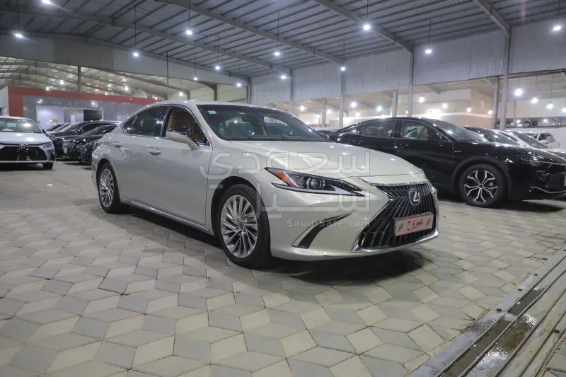 2022 لكزس إي إس 300إتش