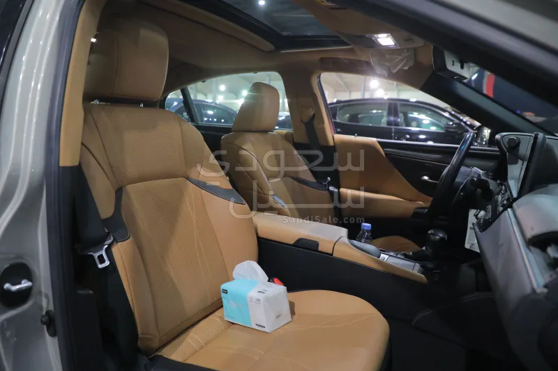 2022 لكزس إي إس 300إتش