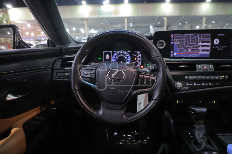 2022 لكزس إي إس 300إتش