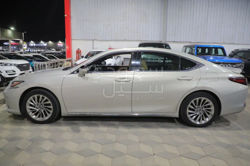 2022 لكزس إي إس 300إتش