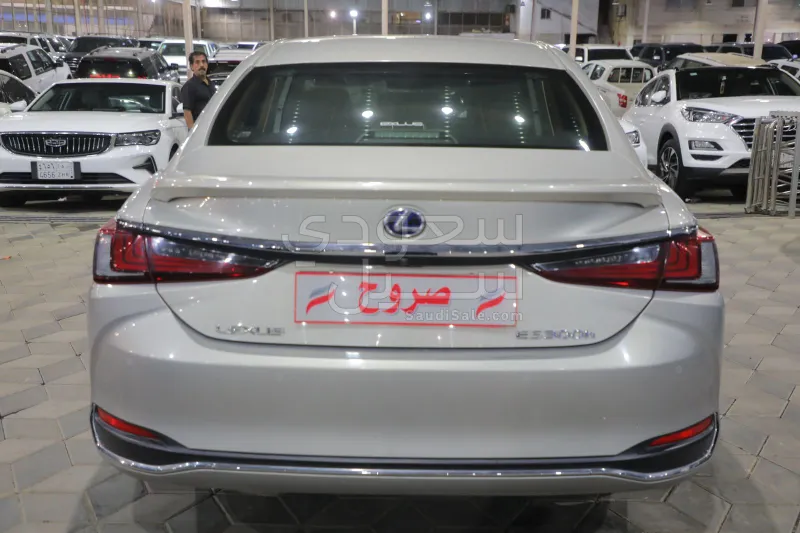 2022 لكزس إي إس 300إتش