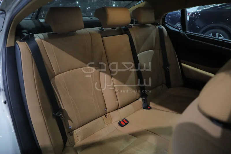 2022 لكزس إي إس 300إتش