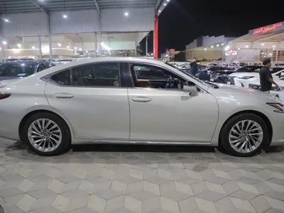 2022 لكزس إي إس 300إتش