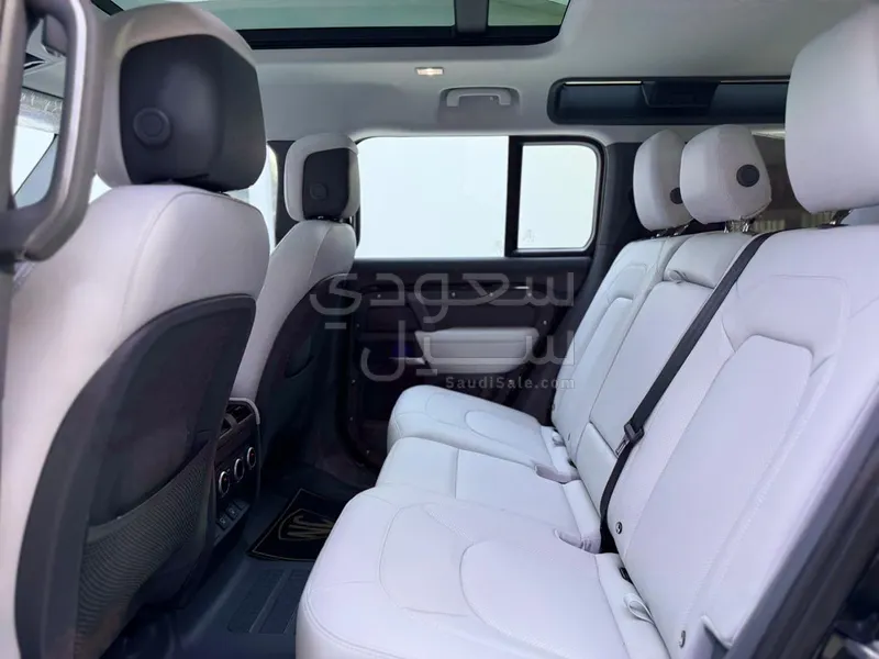 2025 لاند روفر ديفيندر اتش اس اي