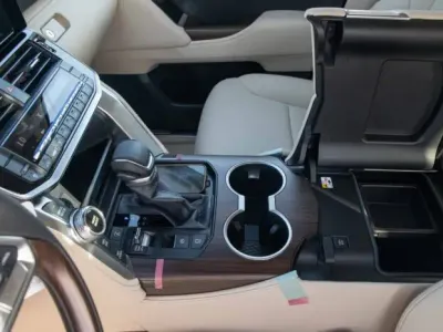 2025 تويوتا لاند كروزر جي اكس ار